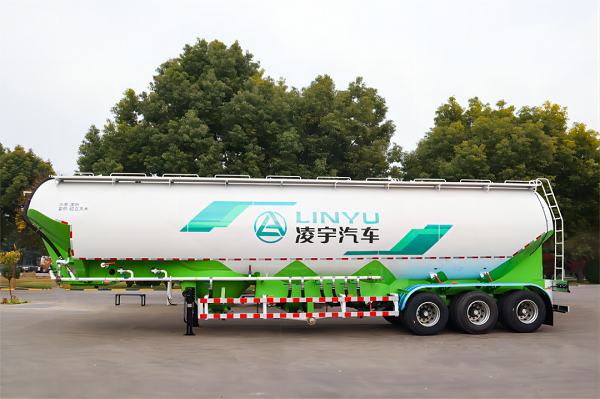 粉粒物料運(yùn)輸車的特點(diǎn)詳解！