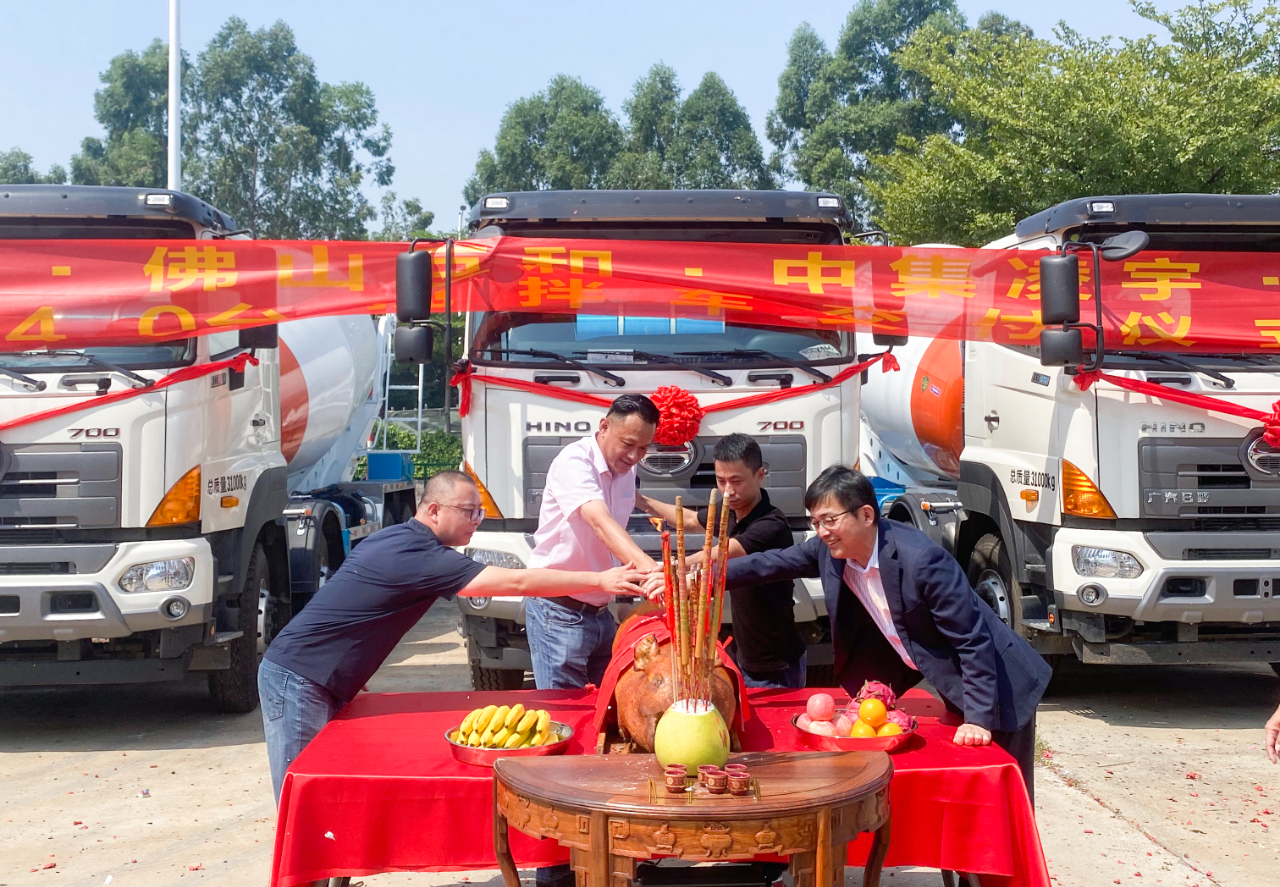 喜氣洋洋共相聚，40臺凌宇攪拌車交付大客戶！