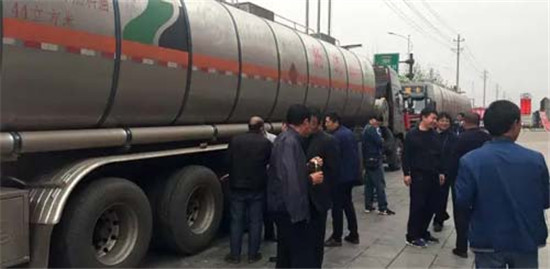 中集凌宇：三晉大地現(xiàn)新潮液罐車，引來200多人圍觀